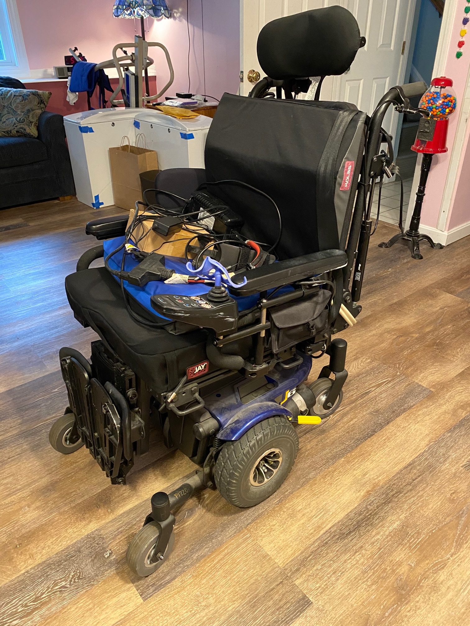 Pride Quantum J6 Wheelchair w/Full lift Legs, 19 inch seat